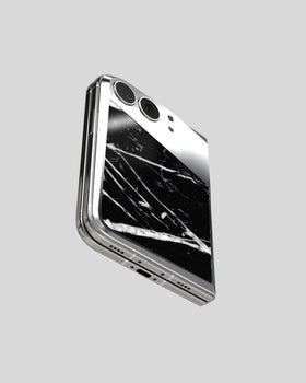 Marble Fusion Snap Nero Marquina sur l’iPhone Duo, à demi ouvert – marbre noir aux veines blanches dans l’aluminium poli