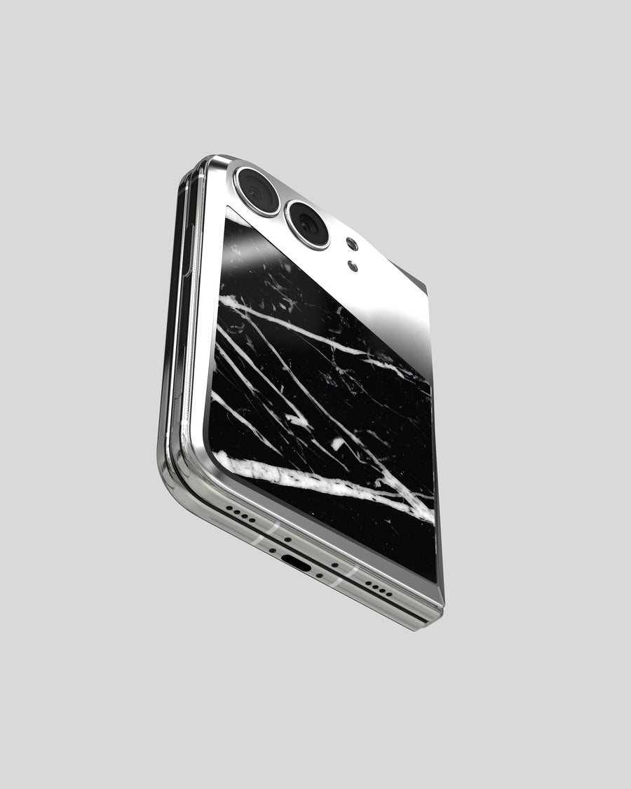 Marble Fusion Snap Nero Marquina auf dem iPhone Duo, halb aufgeklappt – schwarzer Marmor mit weißen Adern in poliertem Aluminium
