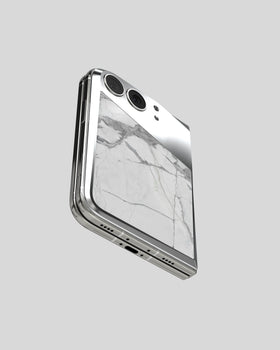 Marble Fusion Snap Invisible Grey sur l'iPhone Duo, vue en biais par en dessous : marbre blanc veiné de gris dans un cadre argenté, ouvertures pour USB-C et haut-parleur