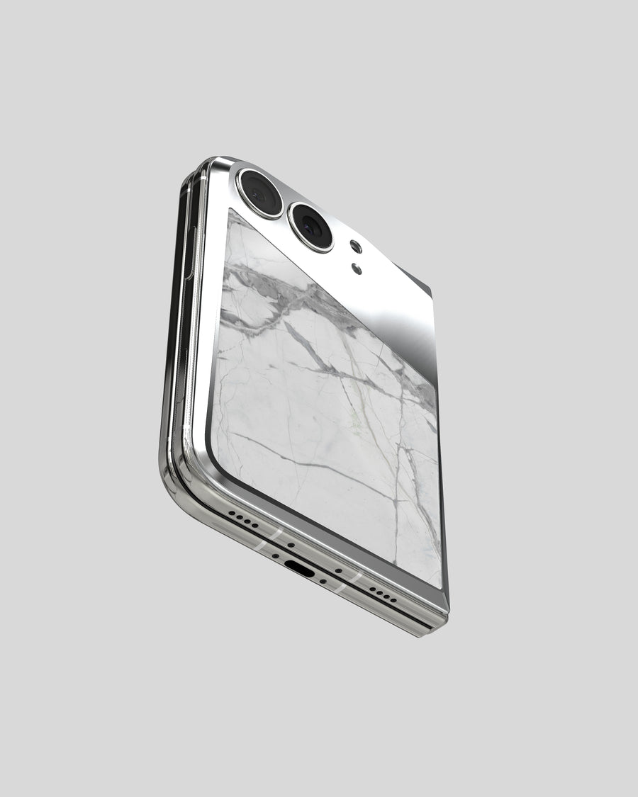 Marble Fusion Snap Invisible Grey am iPhone Duo, schräge Ansicht von unten: weißer Marmor mit grauen Adern im silbernen Rahmen, Aussparungen für USB-C und Lautsprecher
