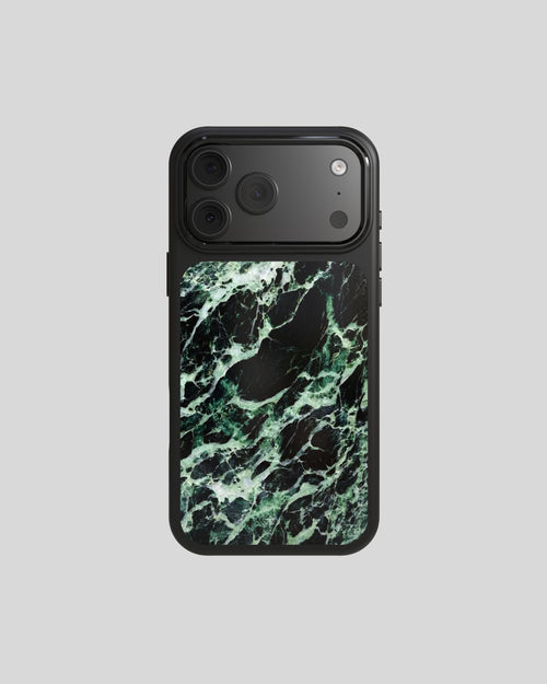 Marble Case Pro Verde Alpi, trasera: piedra verde oscura con vetas claras, marco y aro de la lente negros