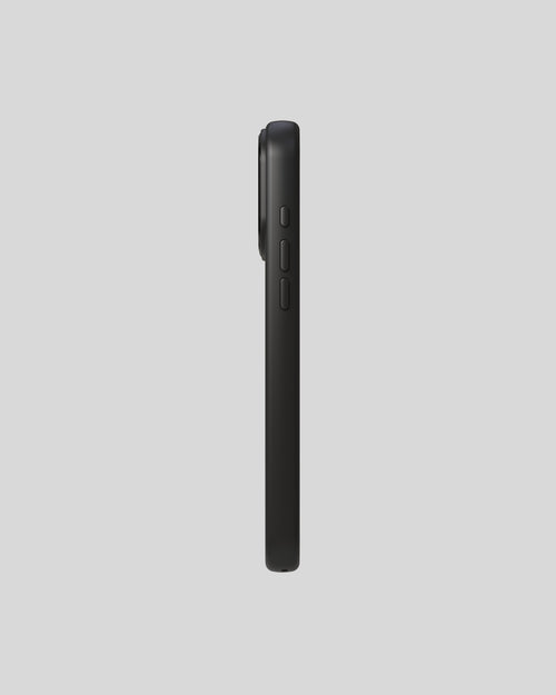 Marble Case Pro Verde Alpi, vista inclinada desde abajo con la piedra verde pulida y los huecos para altavoz y USB-C