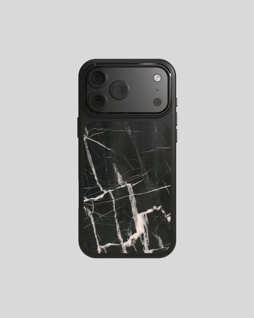 Quartzite Case Pro Black Venom 背面：白い石目が走る黒いクォーツァイト、黒のフレームとレンズリング