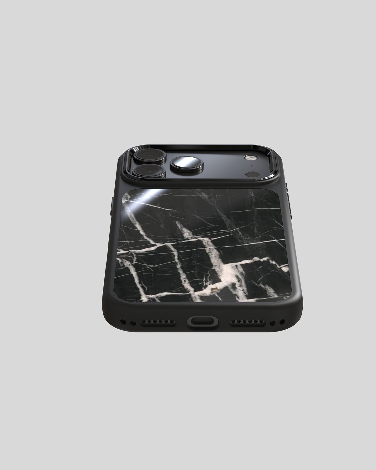 Quartzite Case Pro Black Venom, vue inclinée depuis le bas avec la pierre noire polie et les découpes pour le haut-parleur et l’USB-C