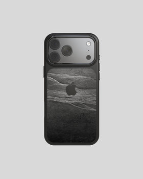 Slate Case Pro Black Rock, dos avec placage en ardoise, découpe du logo Apple et cadre noir