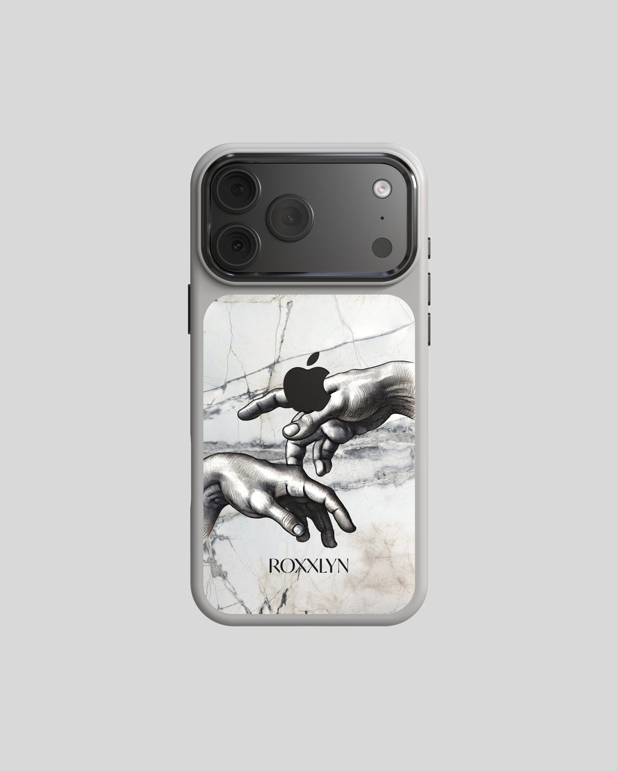 Marble Case Pro Opus N°1 Creazione, Rückseite mit Michelangelos Händen auf weißem Marmor und ROXXLYN-Schriftzug