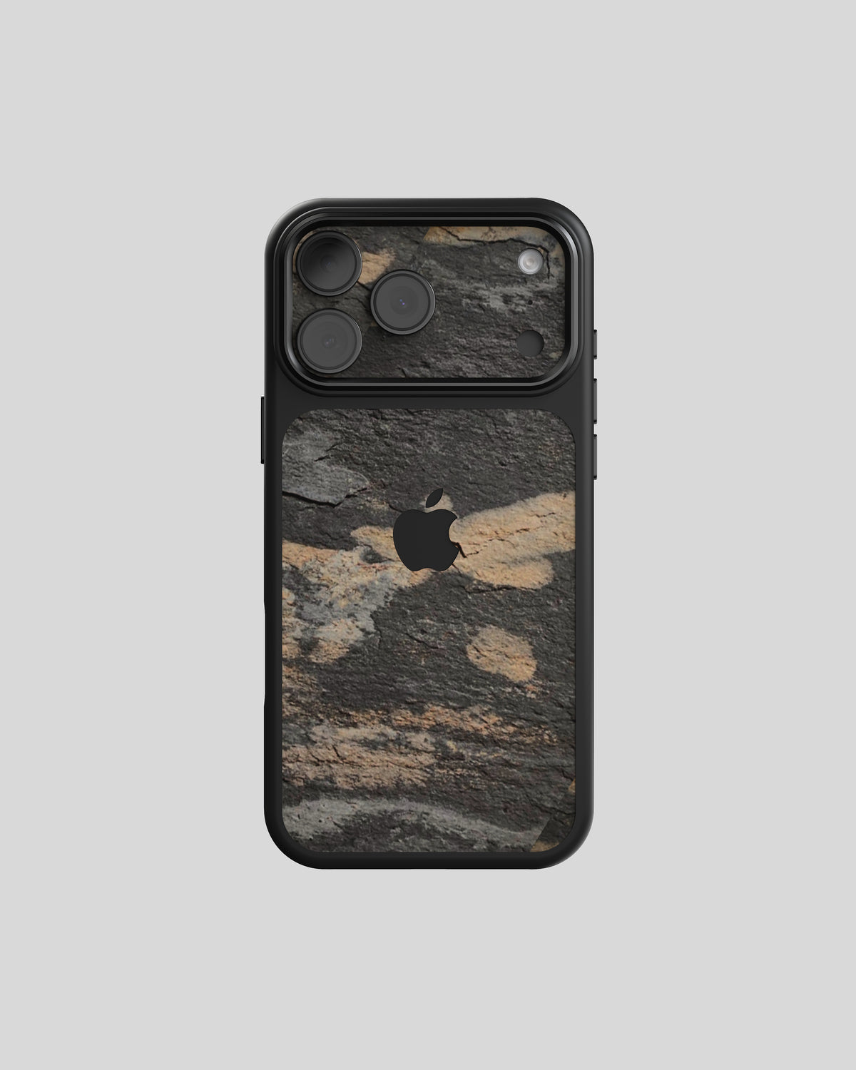 Slate Case Pro Transocean, vista trasera: pizarra oscura con manchas bronce doradas en marco negro, pizarra en la parte trasera y el módulo de cámara, logo de Apple visible