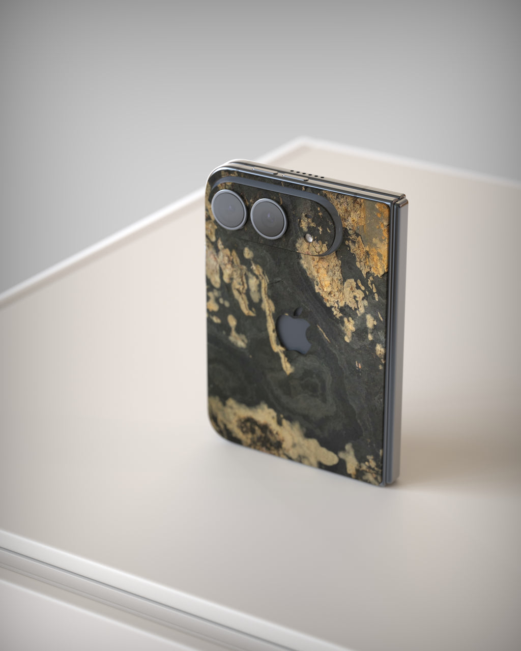 iPhone DuoのSlate Skin Transocean、斜め上から – カメラ台座とヒンジの縁