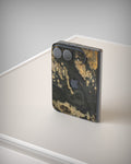 iPhone DuoのSlate Skin Transocean、斜め上から – カメラ台座とヒンジの縁