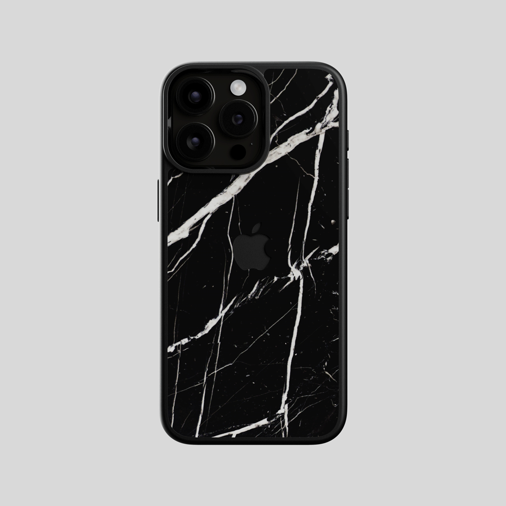 Svart iPhone-fodral i äkta marmor Nero Marquina från Roxxlyn med lyxig glansig finish och unik ådring för elegant skydd